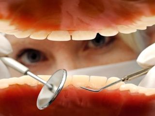 Clínica Dental Dr. Iván Rivero Muñoz persona revisando dientes